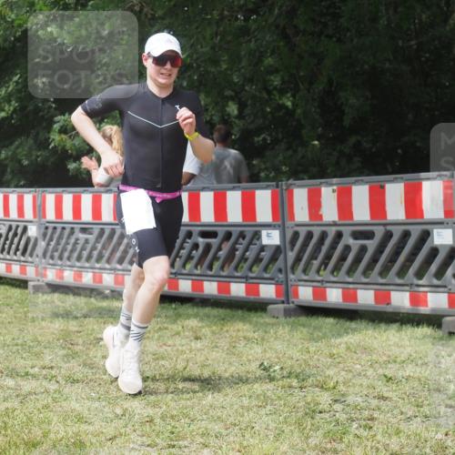 21.06.2025 - 27. Vierlanden-Triathlon KatJ http://msf.ph/oto/8053213 15.06.2025 12:20:17 Ziel 10, 543 meine-sportfotos.de
