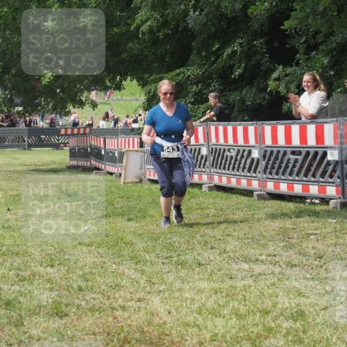 21.06.2025 - 27. Vierlanden-Triathlon KatJ http://msf.ph/oto/8053214 15.06.2025 12:20:19 Ziel 543 meine-sportfotos.de