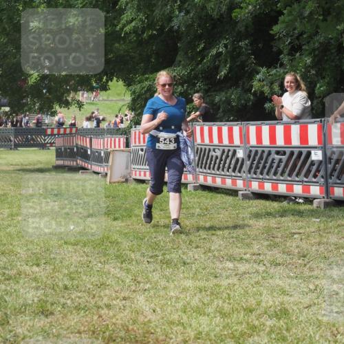 21.06.2025 - 27. Vierlanden-Triathlon KatJ http://msf.ph/oto/8053216 15.06.2025 12:20:19 Ziel 543 meine-sportfotos.de