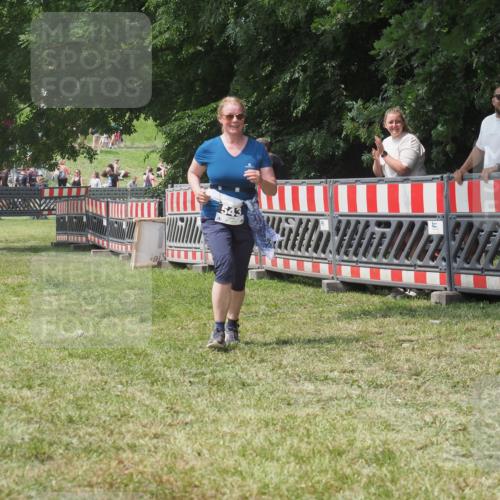 21.06.2025 - 27. Vierlanden-Triathlon KatJ http://msf.ph/oto/8053218 15.06.2025 12:20:20 Ziel 543 meine-sportfotos.de