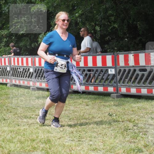21.06.2025 - 27. Vierlanden-Triathlon KatJ http://msf.ph/oto/8053221 15.06.2025 12:20:21 Ziel 543 meine-sportfotos.de