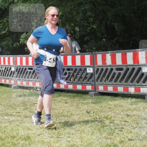 21.06.2025 - 27. Vierlanden-Triathlon KatJ http://msf.ph/oto/8053222 15.06.2025 12:20:21 Ziel 543 meine-sportfotos.de