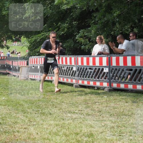 21.06.2025 - 27. Vierlanden-Triathlon KatJ http://msf.ph/oto/8053229 15.06.2025 12:20:52 Ziel 868 meine-sportfotos.de