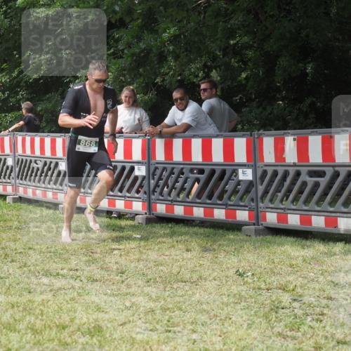 21.06.2025 - 27. Vierlanden-Triathlon KatJ http://msf.ph/oto/8053234 15.06.2025 12:20:53 Ziel 868 meine-sportfotos.de