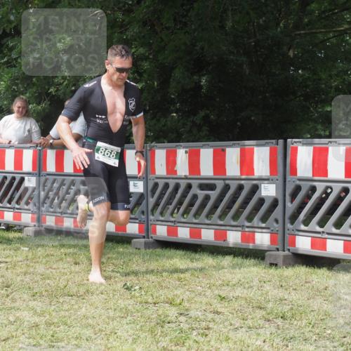21.06.2025 - 27. Vierlanden-Triathlon KatJ http://msf.ph/oto/8053236 15.06.2025 12:20:53 Ziel 868 meine-sportfotos.de