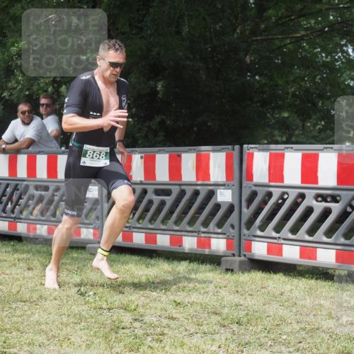 21.06.2025 - 27. Vierlanden-Triathlon KatJ http://msf.ph/oto/8053237 15.06.2025 12:20:53 Ziel 868 meine-sportfotos.de