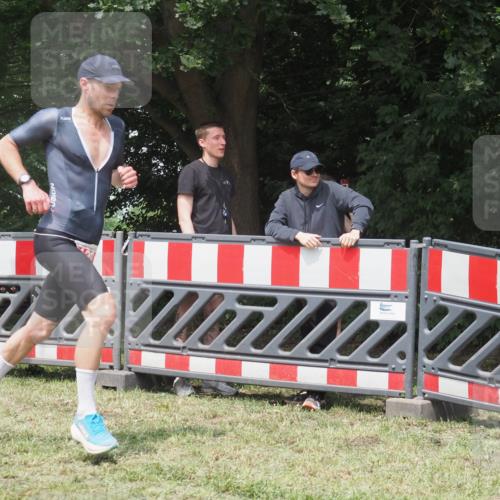 21.06.2025 - 27. Vierlanden-Triathlon KatJ http://msf.ph/oto/8053262 15.06.2025 12:21:11 Ziel 120 meine-sportfotos.de