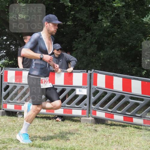 21.06.2025 - 27. Vierlanden-Triathlon KatJ http://msf.ph/oto/8053264 15.06.2025 12:21:11 Ziel 120 meine-sportfotos.de