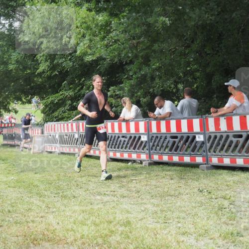 21.06.2025 - 27. Vierlanden-Triathlon KatJ http://msf.ph/oto/8053307 15.06.2025 12:24:49 Ziel 17 meine-sportfotos.de