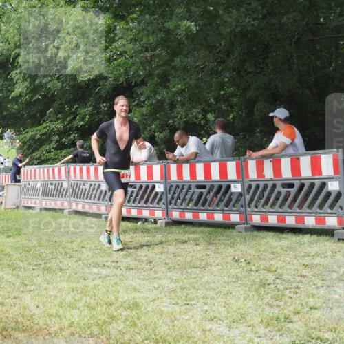 21.06.2025 - 27. Vierlanden-Triathlon KatJ http://msf.ph/oto/8053309 15.06.2025 12:24:49 Ziel 17 meine-sportfotos.de