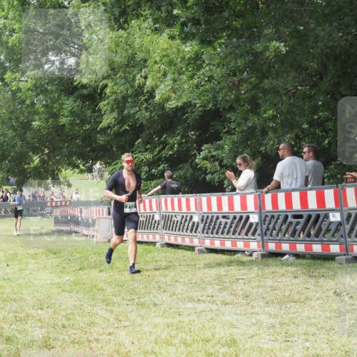 15.06.2025 - 27. Vierlanden-Triathlon KatJ http://msf.ph/oto/8053319 15.06.2025 12:25:37 Ziel 773 meine-sportfotos.de