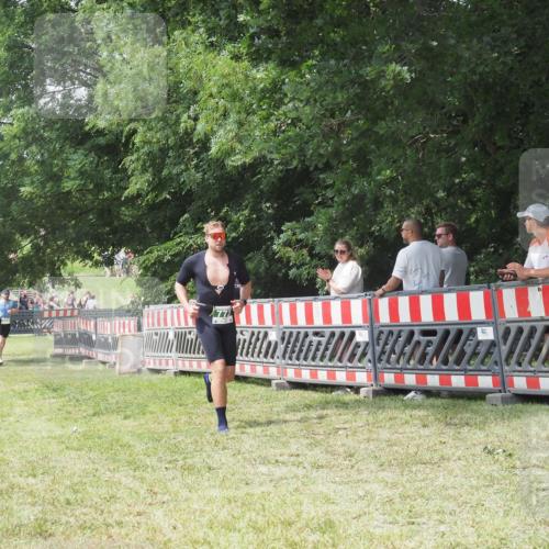 15.06.2025 - 27. Vierlanden-Triathlon KatJ http://msf.ph/oto/8053320 15.06.2025 12:25:37 Ziel 773 meine-sportfotos.de