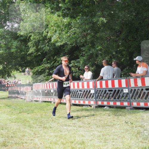 15.06.2025 - 27. Vierlanden-Triathlon KatJ http://msf.ph/oto/8053322 15.06.2025 12:25:38 Ziel 773 meine-sportfotos.de