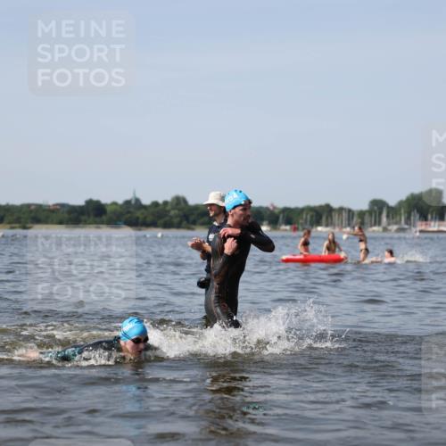 22.06.2025 - Viking Triathlon Michael Strokosch http://msf.ph/oto/8056280 22.06.2025 10:30:29 Schwimmen 13, 381, 393, 551, 643, 651 meine-sportfotos.de