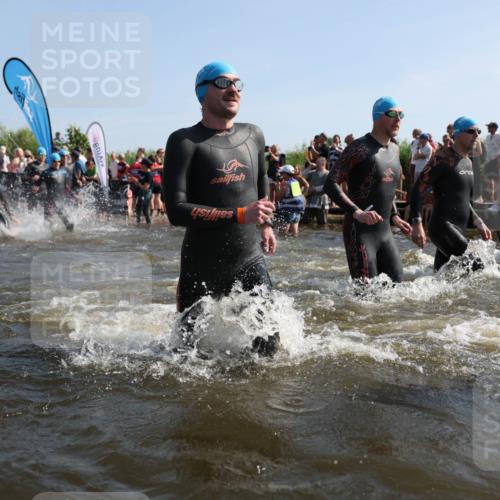 22.06.2025 - Viking Triathlon Michael Strokosch http://msf.ph/oto/8056314 22.06.2025 10:02:44 Schwimmen 98, 114, 161, 264, 323, 366, 427, 429, 430, 486, 552 meine-sportfotos.de