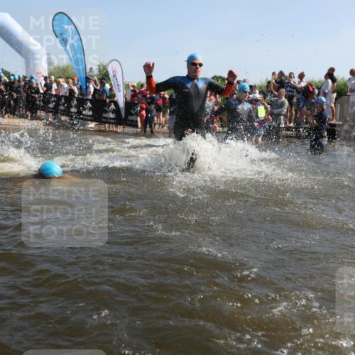 22.06.2025 - Viking Triathlon Michael Strokosch http://msf.ph/oto/8056326 22.06.2025 10:02:46 Schwimmen 40, 98, 161, 164, 264, 323, 340, 366, 427, 429, 430, 486, 548, 552, 608 meine-sportfotos.de