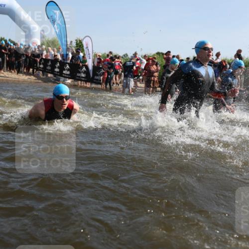22.06.2025 - Viking Triathlon Michael Strokosch http://msf.ph/oto/8056328 22.06.2025 10:02:47 Schwimmen 40, 98, 161, 164, 264, 323, 340, 366, 427, 429, 430, 486, 548, 552, 608 meine-sportfotos.de