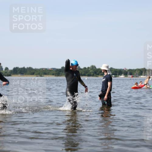 22.06.2025 - Viking Triathlon Michael Strokosch http://msf.ph/oto/8056399 22.06.2025 10:30:57 Schwimmen 45, 162, 237, 347, 352, 444, 510, 549, 630 meine-sportfotos.de