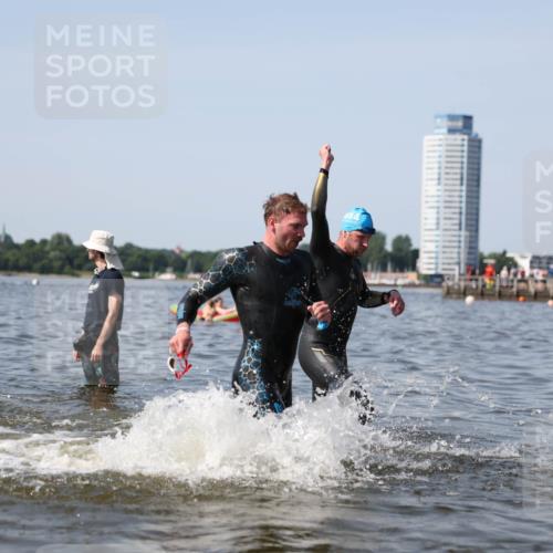 22.06.2025 - Viking Triathlon Michael Strokosch http://msf.ph/oto/8056415 22.06.2025 10:30:59 Schwimmen 45, 162, 237, 347, 352, 444, 510, 549 meine-sportfotos.de