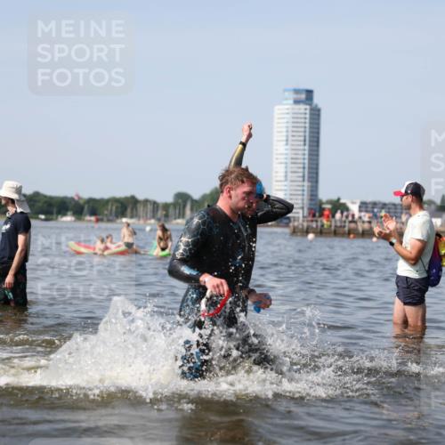 22.06.2025 - Viking Triathlon Michael Strokosch http://msf.ph/oto/8056416 22.06.2025 10:30:59 Schwimmen 45, 162, 237, 347, 352, 444, 510, 549 meine-sportfotos.de