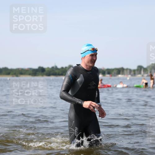 22.06.2025 - Viking Triathlon Michael Strokosch http://msf.ph/oto/8056480 22.06.2025 10:31:13 Schwimmen 216, 236, 237, 311, 330, 352, 549 meine-sportfotos.de