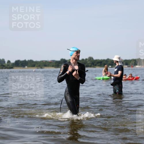 22.06.2025 - Viking Triathlon Michael Strokosch http://msf.ph/oto/8056695 22.06.2025 10:32:06 Schwimmen 63, 193, 207, 214, 226, 271, 449, 464, 488 meine-sportfotos.de