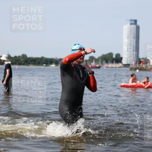 22.06.2025 - Viking Triathlon Michael Strokosch http://msf.ph/oto/8056840 22.06.2025 10:32:46 Schwimmen 80, 208, 278, 554 meine-sportfotos.de