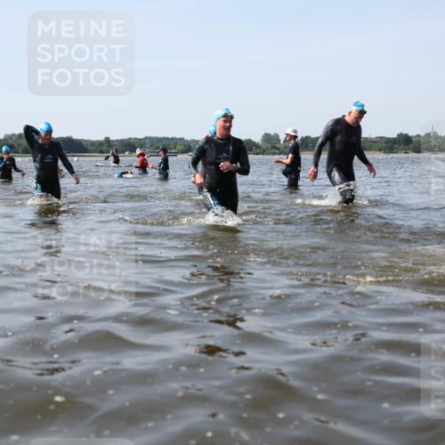 22.06.2025 - Viking Triathlon Michael Strokosch http://msf.ph/oto/8057298 22.06.2025 10:34:53 Schwimmen 17, 43, 77, 114, 161, 323, 434, 475, 495, 548, 550 meine-sportfotos.de