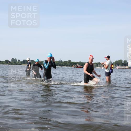22.06.2025 - Viking Triathlon Michael Strokosch http://msf.ph/oto/8057349 22.06.2025 10:35:05 Schwimmen 17, 43, 139, 157, 365, 475, 495, 548, 660 meine-sportfotos.de