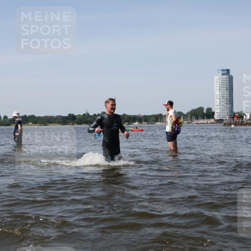 22.06.2025 - Viking Triathlon Michael Strokosch http://msf.ph/oto/8057888 22.06.2025 10:39:42 Schwimmen 25, 29, 86, 93, 138, 244, 337, 423, 437, 518, 529 meine-sportfotos.de