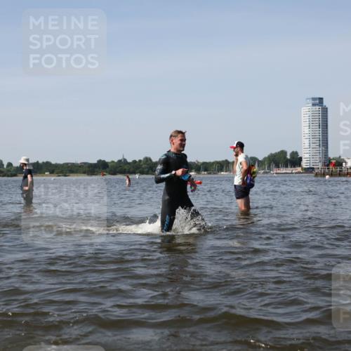 22.06.2025 - Viking Triathlon Michael Strokosch http://msf.ph/oto/8057890 22.06.2025 10:39:42 Schwimmen 25, 29, 86, 93, 138, 244, 337, 423, 437, 518, 529 meine-sportfotos.de