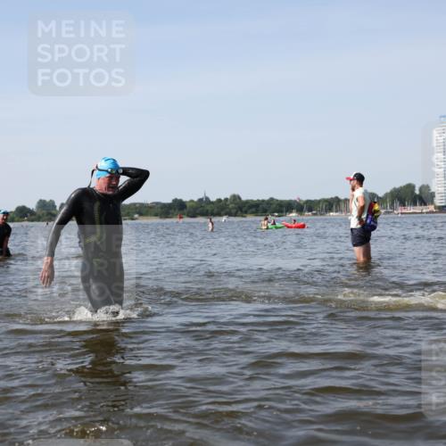 22.06.2025 - Viking Triathlon Michael Strokosch http://msf.ph/oto/8057898 22.06.2025 10:39:43 Schwimmen 25, 29, 86, 93, 138, 244, 337, 423, 437, 518, 529 meine-sportfotos.de