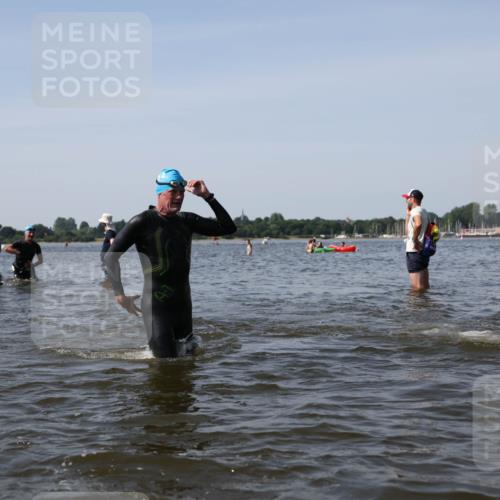 22.06.2025 - Viking Triathlon Michael Strokosch http://msf.ph/oto/8057901 22.06.2025 10:39:44 Schwimmen 25, 29, 86, 138, 244, 337, 423, 437, 518, 529 meine-sportfotos.de