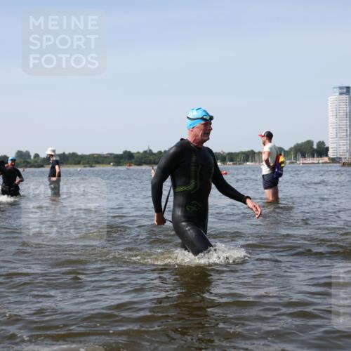 22.06.2025 - Viking Triathlon Michael Strokosch http://msf.ph/oto/8057906 22.06.2025 10:39:45 Schwimmen 25, 29, 86, 138, 244, 423, 437, 518, 529 meine-sportfotos.de