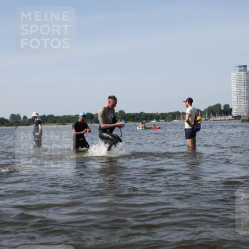 22.06.2025 - Viking Triathlon Michael Strokosch http://msf.ph/oto/8057918 22.06.2025 10:39:49 Schwimmen 25, 29, 86, 244, 283, 423, 437, 518 meine-sportfotos.de