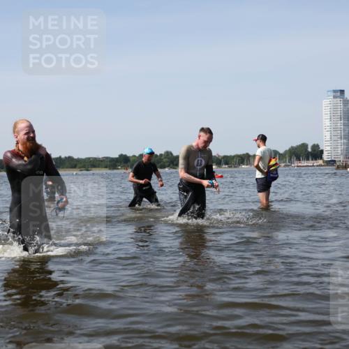 22.06.2025 - Viking Triathlon Michael Strokosch http://msf.ph/oto/8057920 22.06.2025 10:39:50 Schwimmen 25, 29, 86, 244, 283, 423, 437, 518 meine-sportfotos.de