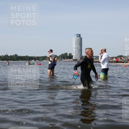 22.06.2025 - Viking Triathlon Michael Strokosch http://msf.ph/oto/8057982 22.06.2025 10:40:09 Schwimmen 248, 379, 394, 487, 538, 553 meine-sportfotos.de