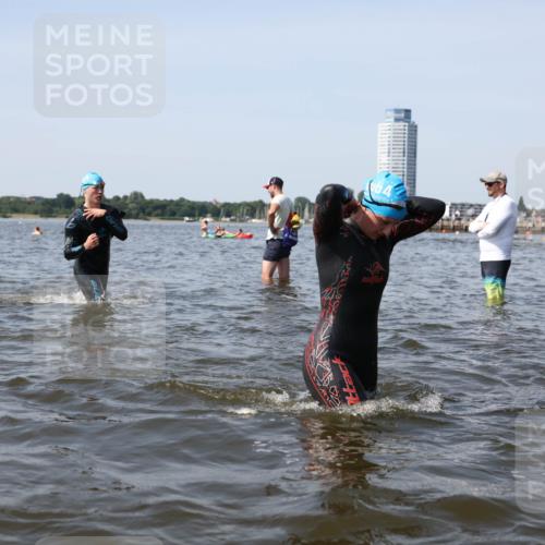 22.06.2025 - Viking Triathlon Michael Strokosch http://msf.ph/oto/8058153 22.06.2025 10:40:48 Schwimmen 59, 235, 239, 266, 361, 397, 462, 530, 655 meine-sportfotos.de