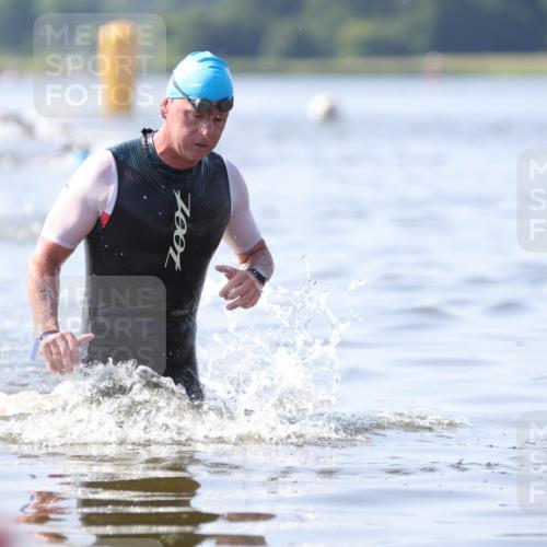22.06.2025 - Viking Triathlon H.Heesch http://msf.ph/oto/8058262 22.06.2025 10:24:47 Schwimmen 4, 329, 521 meine-sportfotos.de