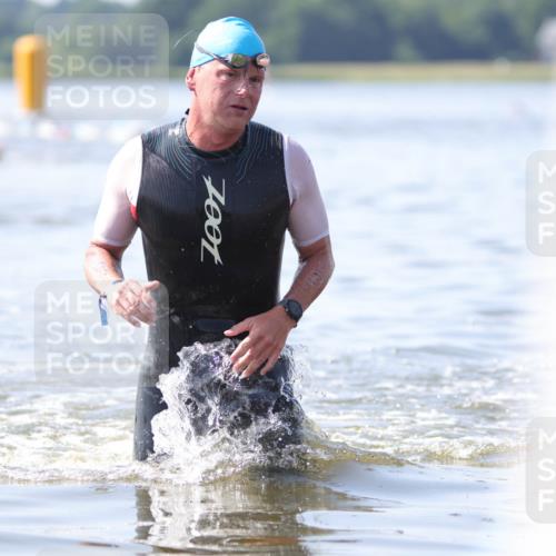 22.06.2025 - Viking Triathlon H.Heesch http://msf.ph/oto/8058267 22.06.2025 10:24:50 Schwimmen 4, 329, 521 meine-sportfotos.de