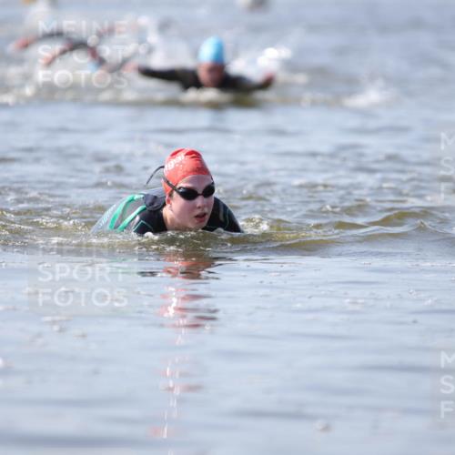 22.06.2025 - Viking Triathlon H.Heesch http://msf.ph/oto/8058284 22.06.2025 10:25:21 Schwimmen 2, 122, 641 meine-sportfotos.de