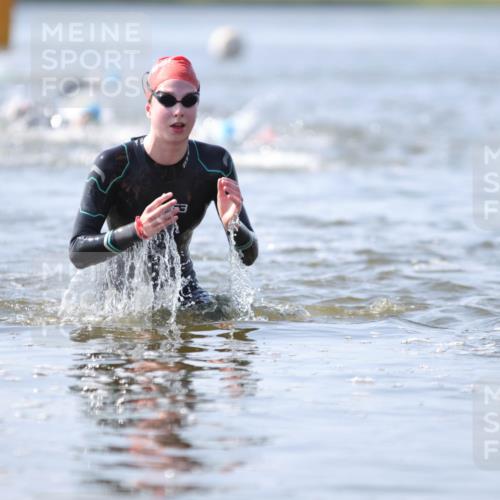 22.06.2025 - Viking Triathlon H.Heesch http://msf.ph/oto/8058287 22.06.2025 10:25:21 Schwimmen 2, 122, 641 meine-sportfotos.de