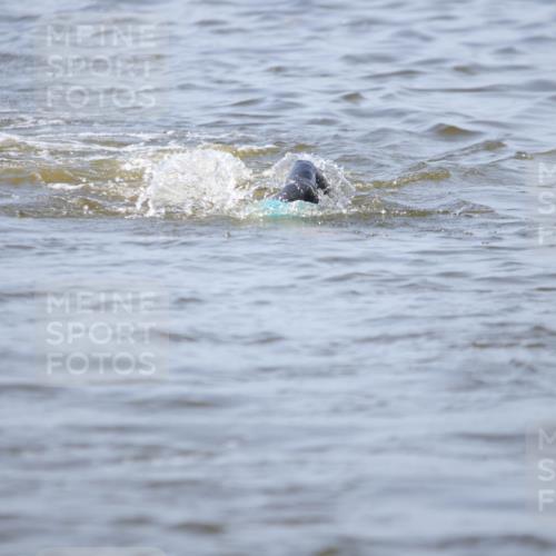 22.06.2025 - Viking Triathlon H.Heesch http://msf.ph/oto/8058331 22.06.2025 10:26:05 Schwimmen 9, 49, 526, 617, 642 meine-sportfotos.de