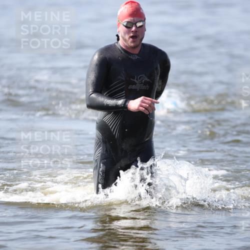 22.06.2025 - Viking Triathlon H.Heesch http://msf.ph/oto/8058333 22.06.2025 10:26:07 Schwimmen 9, 526, 617, 642 meine-sportfotos.de