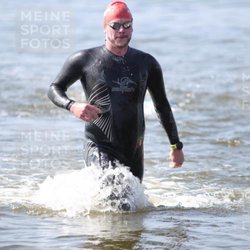 22.06.2025 - Viking Triathlon H.Heesch http://msf.ph/oto/8058334 22.06.2025 10:26:07 Schwimmen 9, 526, 617, 642 meine-sportfotos.de