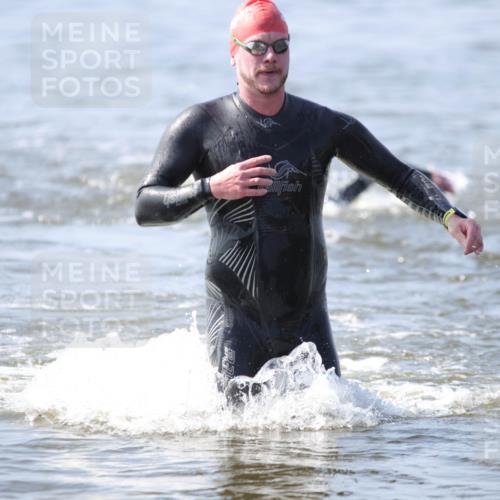 22.06.2025 - Viking Triathlon H.Heesch http://msf.ph/oto/8058336 22.06.2025 10:26:07 Schwimmen 9, 526, 617, 642 meine-sportfotos.de