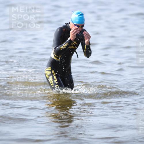 22.06.2025 - Viking Triathlon H.Heesch http://msf.ph/oto/8058339 22.06.2025 10:26:09 Schwimmen 9, 526, 617, 642 meine-sportfotos.de