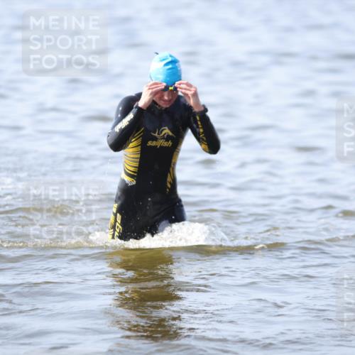22.06.2025 - Viking Triathlon H.Heesch http://msf.ph/oto/8058343 22.06.2025 10:26:10 Schwimmen 9, 526, 617 meine-sportfotos.de