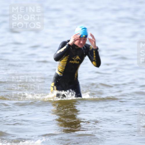 22.06.2025 - Viking Triathlon H.Heesch http://msf.ph/oto/8058344 22.06.2025 10:26:10 Schwimmen 9, 526, 617 meine-sportfotos.de