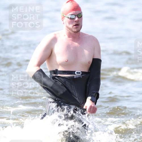 22.06.2025 - Viking Triathlon H.Heesch http://msf.ph/oto/8058346 22.06.2025 10:26:11 Schwimmen 9, 526, 617 meine-sportfotos.de